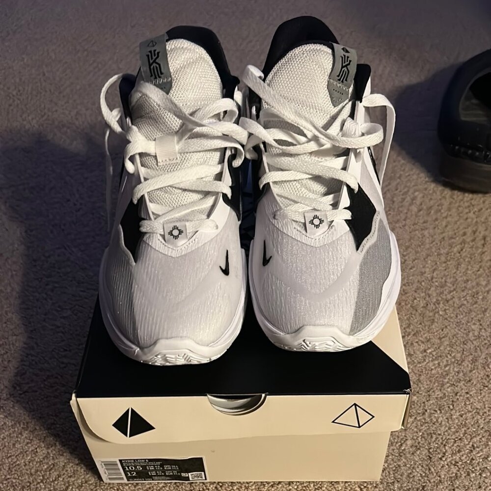 Kyrie Low 5 Basketball Shoes
